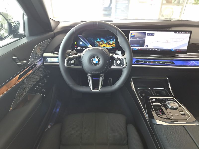 BMW Řada 7 740d xDrive - fotka 22 z 39