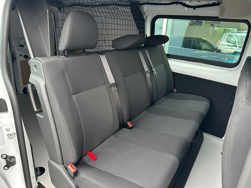Opel Vivaro Crew Van Flexspace L 2.2 CDTi - fotka 13 z 14