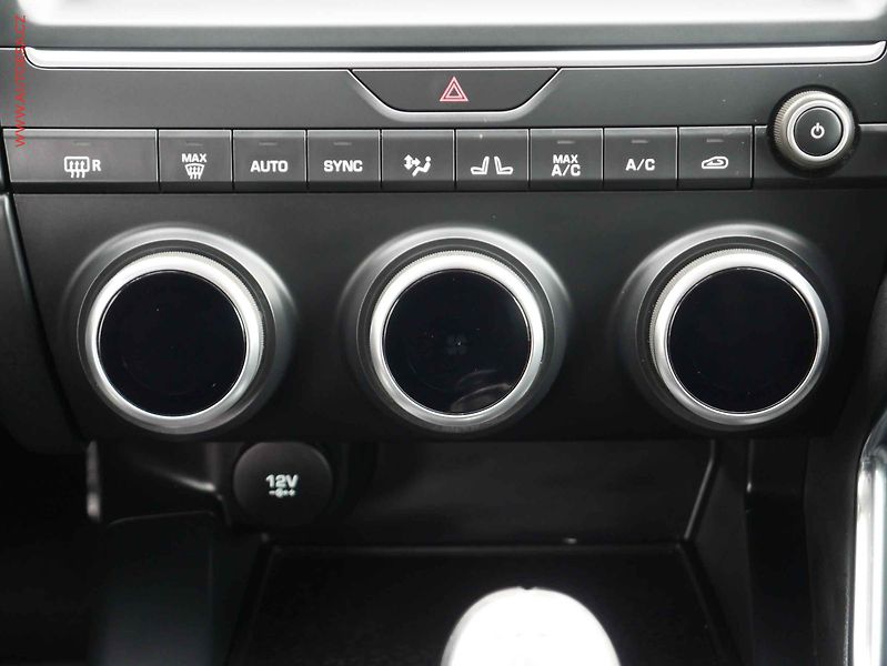 Jaguar E-Pace (2018) 2.0 D, LED, navi, kamera - fotka 15 z 20