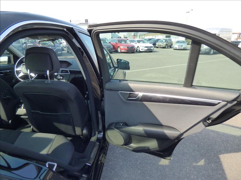 Mercedes-Benz Třídy C 2,2 CDI BlueEfficiency  180 CD - fotka 13 z 41