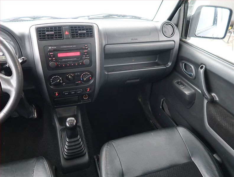 Suzuki Jimny (2006) 1.3 16V, 4X4, Vyhř. sedaček - fotka 8 z 16