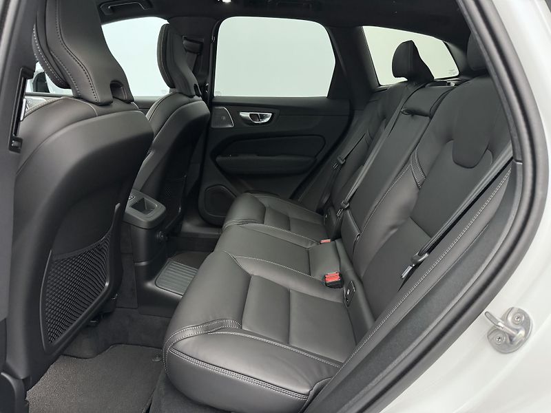 Volvo XC60 (2025) T8 AWD AUT ULTRA BLACK EDITON - fotka 6 z 23