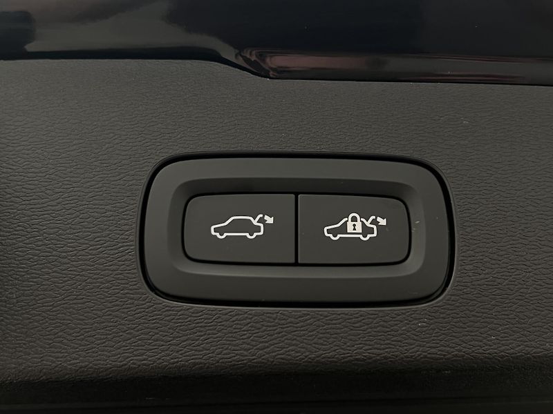 Volvo V60 B4 PLUS DARK AUT 1.maj. - fotka 43 z 45