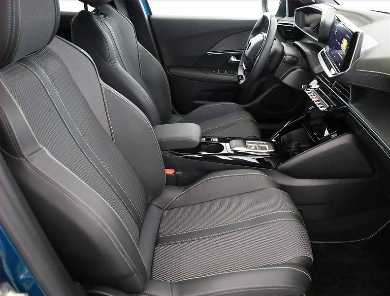 Peugeot 2008 (2025) 54 kWh, SoH 98%, digi klima - fotka 7 z 20