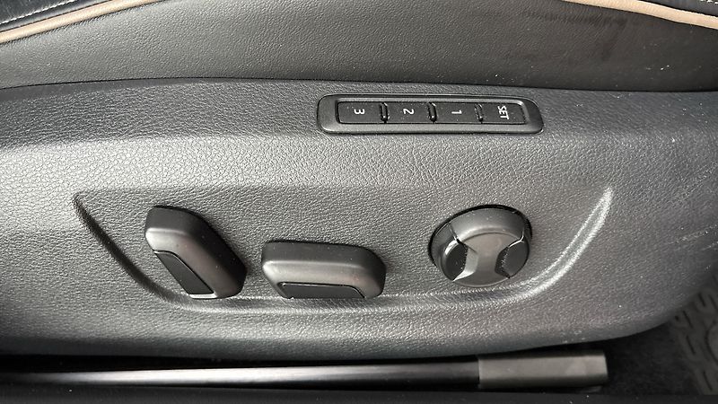 Škoda Superb 2.0 TDI DSG 4x4 Scout Combi - fotka 23 z 35
