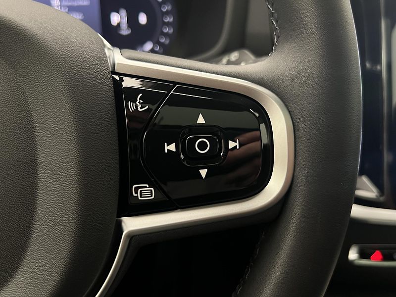 Volvo V60 B4 DARK PLUS AUT - fotka 26 z 45