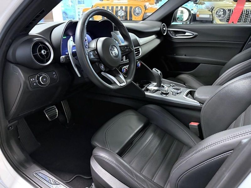 Alfa Romeo Giulia (2025) 2.2 JTDm 210k AT8 ZF Q4 4x4 Sp - fotka 6 z 19