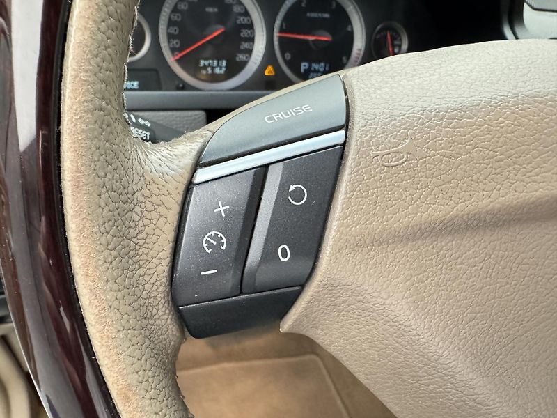 Volvo XC90 D5 AWD EXECUTIVE AUT CZ - fotka 29 z 36