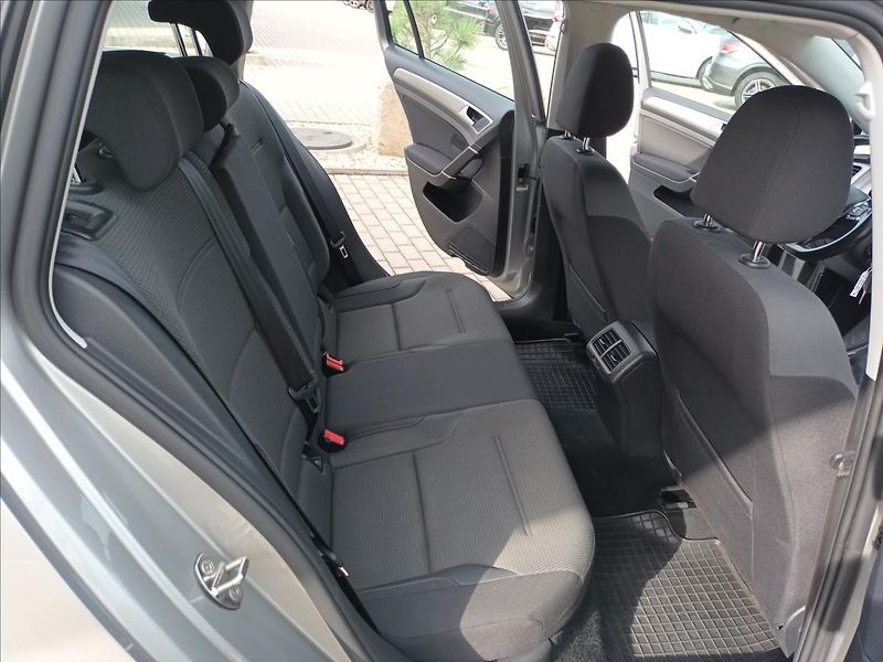 Volkswagen Golf 1,6 TDI,81KW,4X4,NAVI,SERVISKA - fotka 21 z 49