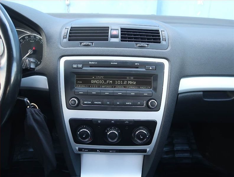 Škoda Octavia (2011) Ambiente 1.2 TSI, Serv.kniha - fotka 12 z 16
