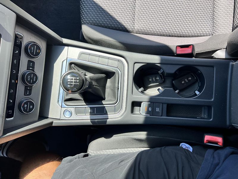 Volkswagen Passat 1.4TSI 92KW,NAVI,LED,ALU - fotka 38 z 44