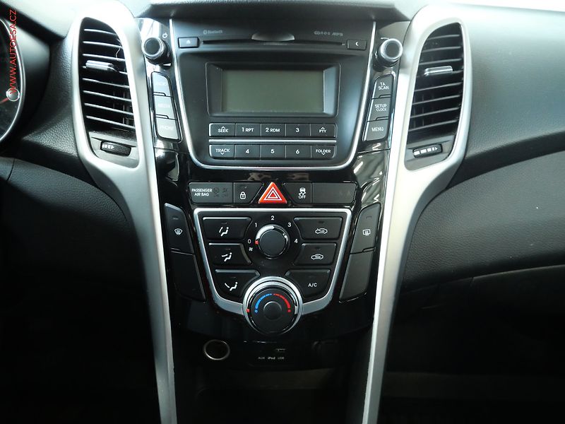Hyundai i30 (2016) 1.6 CRDi, ČR, AC, TZ, park - fotka 9 z 19