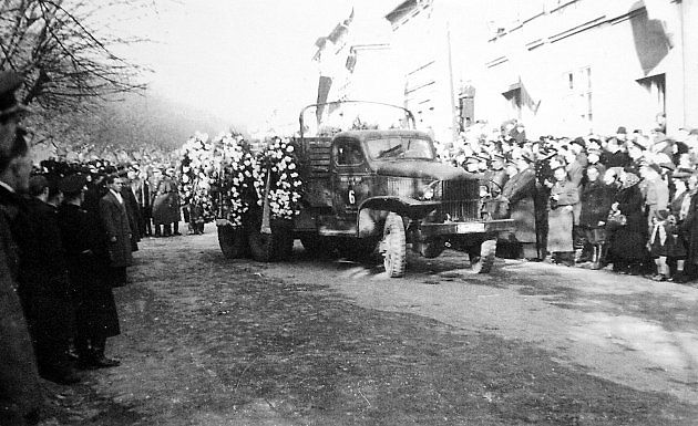 Vůz Gmc 353 CCKW při pohřbu obětí důlního neštěstí na konci roku 1946 v severočeském Lomu., zdroj: Se svolením SLA Most