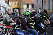Třeboňské Masarykovo náměstí bylo motorkami doslova našlapané. Stovkám strojů požehnal tamní kaplan Jiří Kalaš.