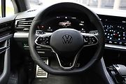 Volkswagen Touareg 3.0 TDI ve výbavě R-line.