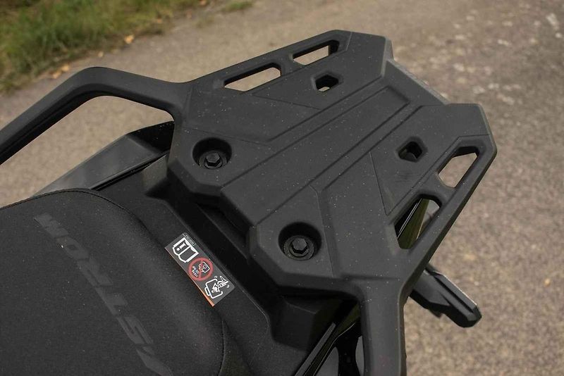 Na V-Strom může bez potíží usednout i jezdec menší postavy.