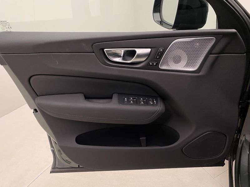 Volvo XC60 T8 AWD RECHARGE DARK ULTRA CZ - fotka 7 z 59