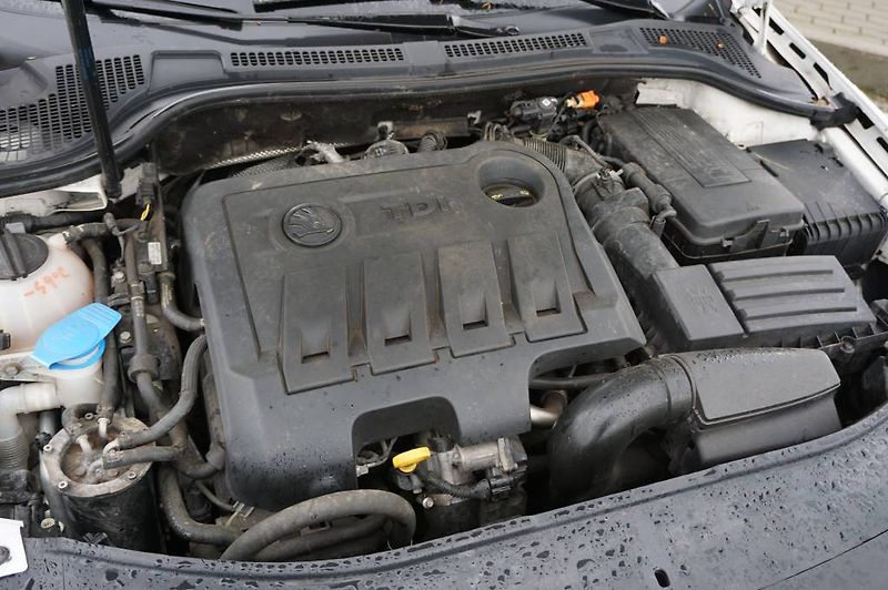 Škoda Superb (2015) 2,0   ELEGANCE   NOVÉ  V ČR - fotka 30 z 31