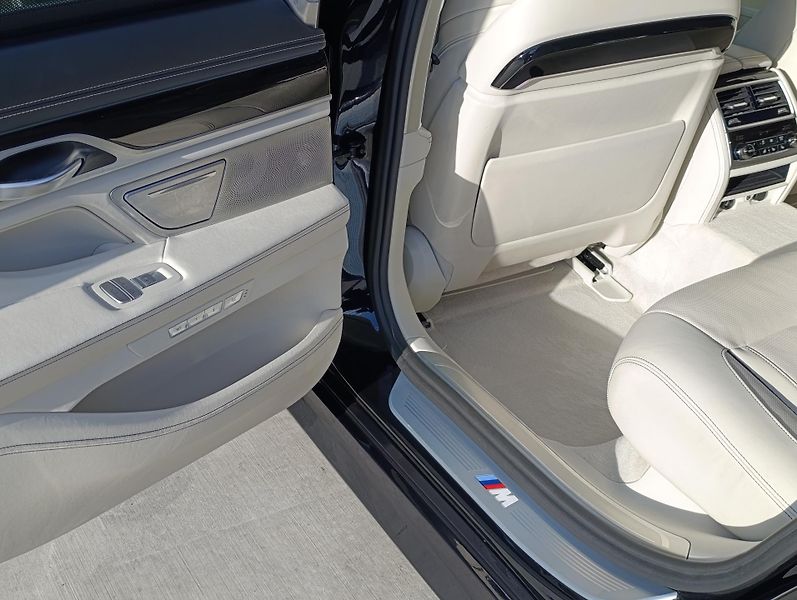 BMW Řada 7 750Li xDRIVE ČR 1.MAJ DPH - fotka 41 z 47
