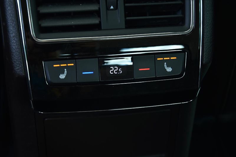 Škoda Superb 2.0TSI 206kW 4x4 L&K ACC TAŽNÉ - fotka 33 z 37