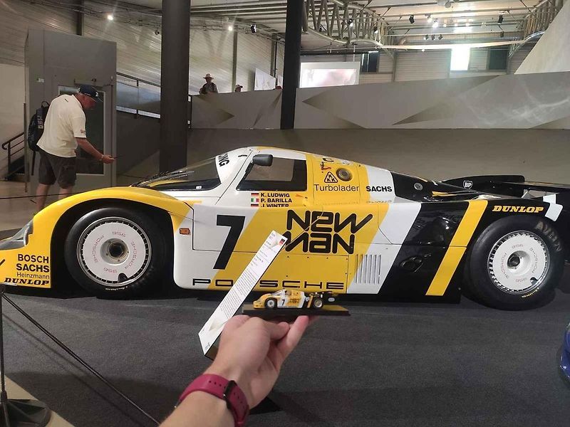 Zážitek na celý život si z jubilejního závodu 24 hodin Le Mans odvezli automodeláři z Mostu. Malé a velké Porsche podruhé.
