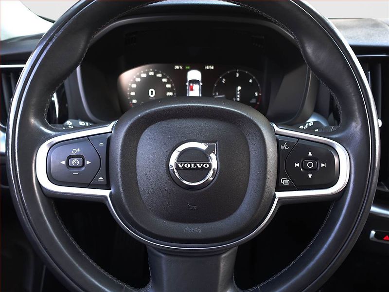 Volvo XC60 (2018) Momentum D4 AWD, 4x4, AUTOMAT - fotka 19 z 23