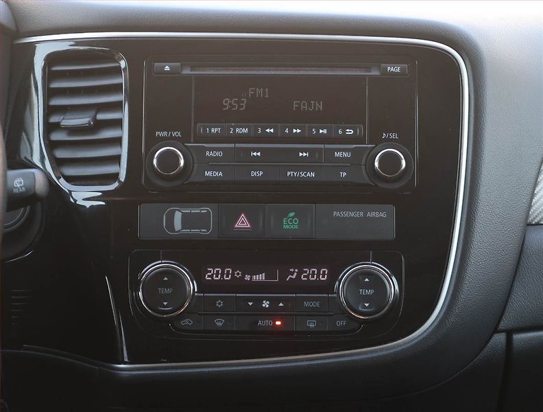 Mitsubishi Outlander (2016) Intense 2.0, ČR,1.maj - fotka 12 z 18