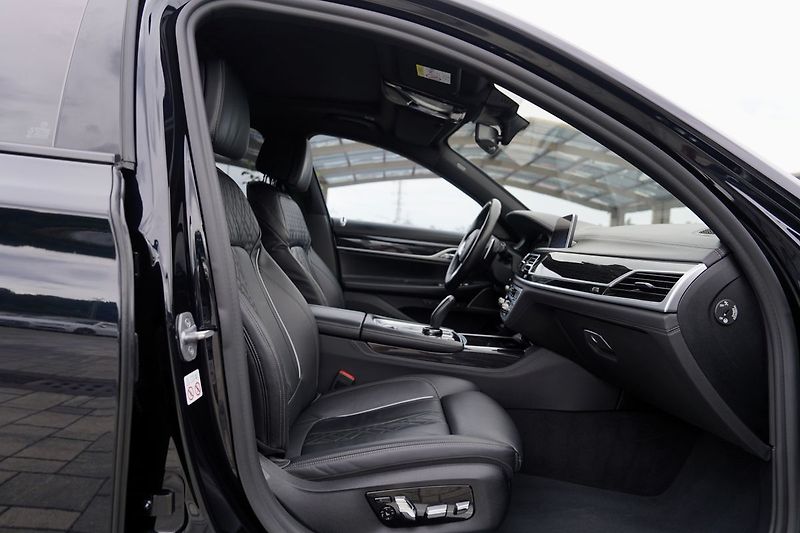 BMW Řada 7 750i xDrive Mpaket/530 PS - fotka 31 z 47