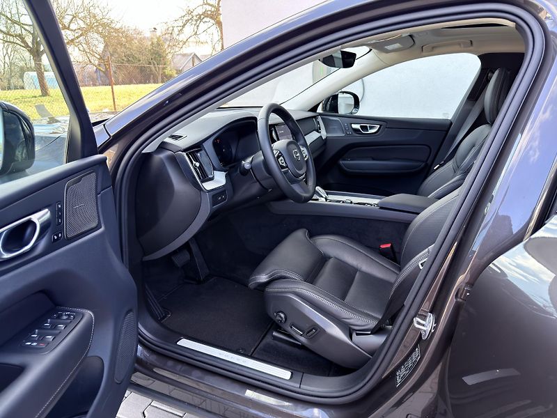 Volvo XC60 T8 AWD RECH.*ULTRA DARK + kola - fotka 12 z 51