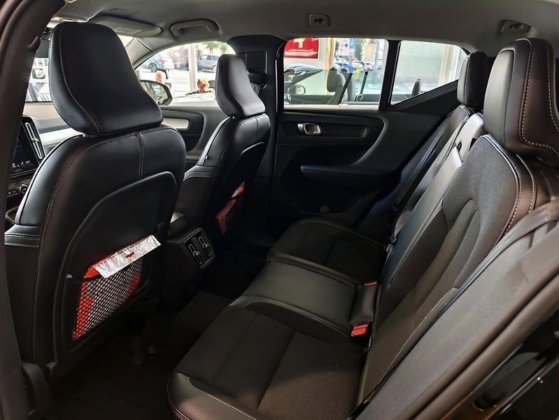 Volvo XC40  D3 AWD Momentum+Winter Pack - fotka 12 z 23