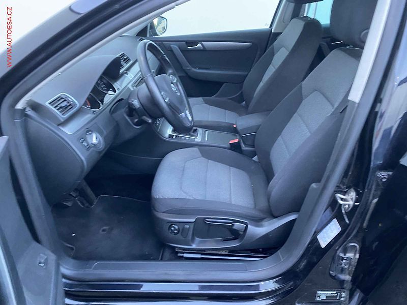 Volkswagen Passat (2012) 2.0 TDi, Comfortline, navi - fotka 9 z 20