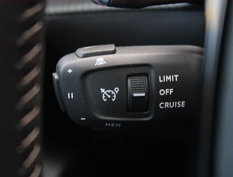 Peugeot 2008 (2023) 1.2 PureTech - fotka 17 z 25