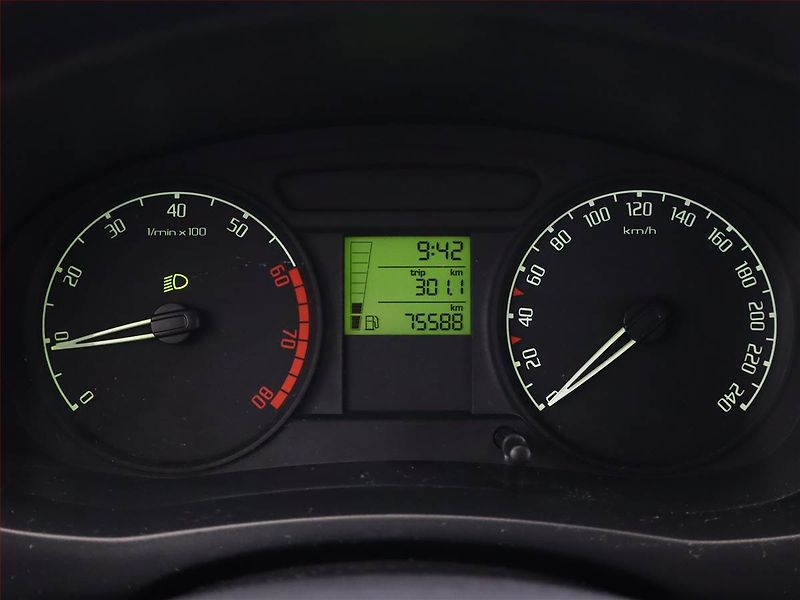 Škoda Fabia (2008) 1.2, po STK, rezervace - fotka 9 z 11