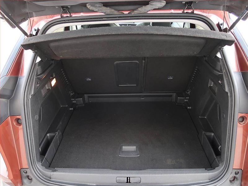 Peugeot 3008 (2019) Allure 1.5 BlueHDi, ČR,1.maj - fotka 14 z 20