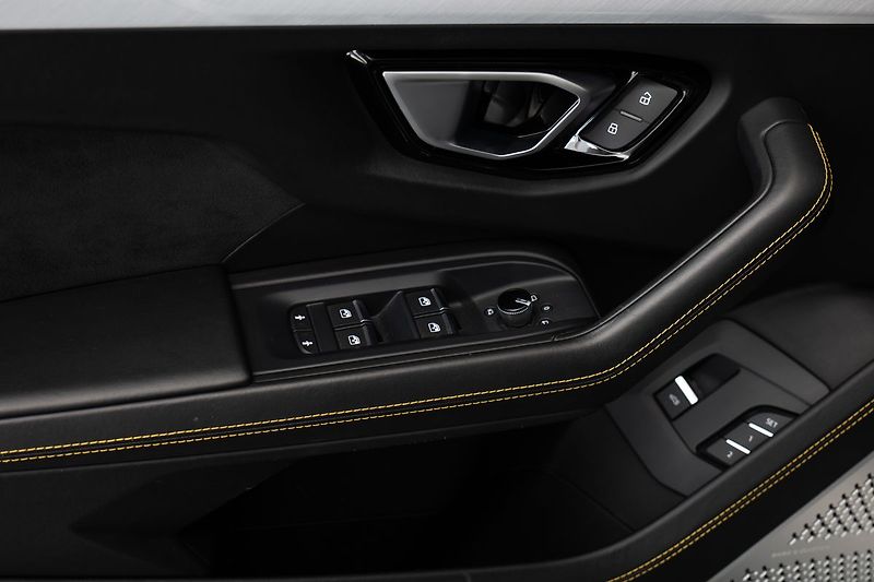 Lamborghini Urus 23/B&O 3D/Pano/Full ADAS/DAB+ - fotka 17 z 24