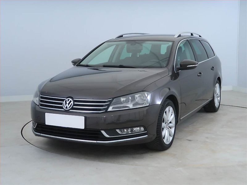 Volkswagen Passat (2012) 1.6 TDI, Serv.kniha, Navi - fotka 2 z 15