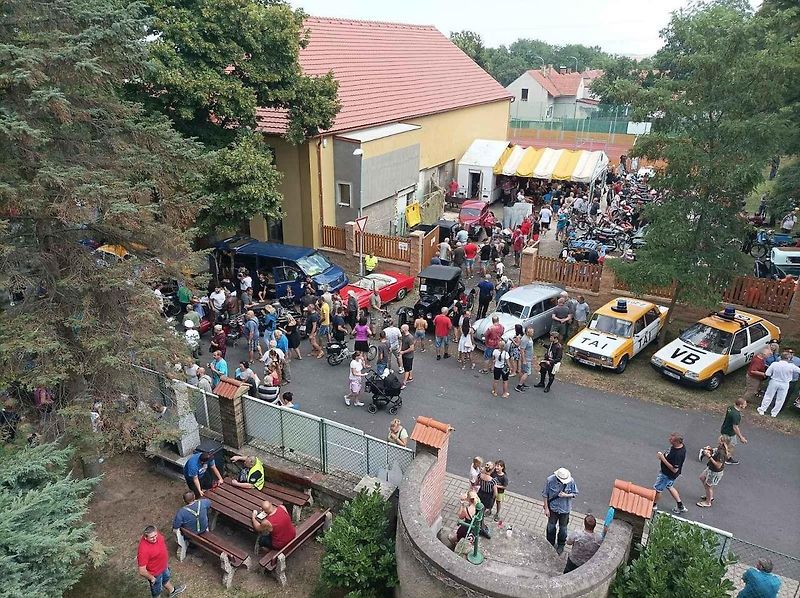 Do Hříškova dorazil na jubilejní veteránský sraz rekordní počet vozidel.