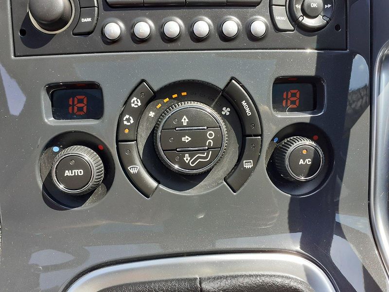 Peugeot 3008 (2010) 1.6 i 88 kW - fotka 11 z 26