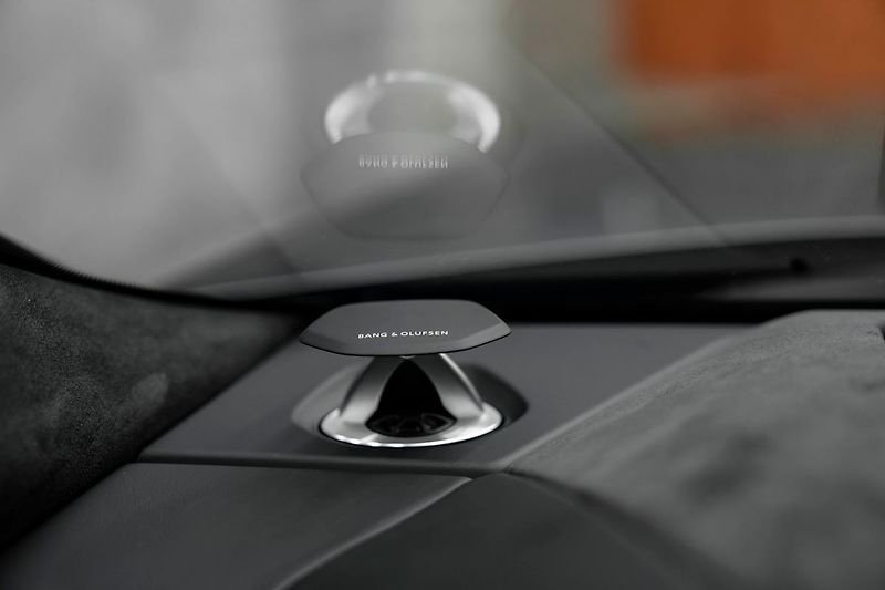 Lamborghini Urus 4.0 V8, B&O, Pano, Masáže, Noč - fotka 19 z 36