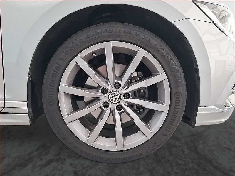 Volkswagen Passat (2019) R-Line 1.5 TSI - fotka 14 z 20
