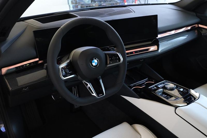 BMW Řada 5 540d xDrive Touring - fotka 2 z 18