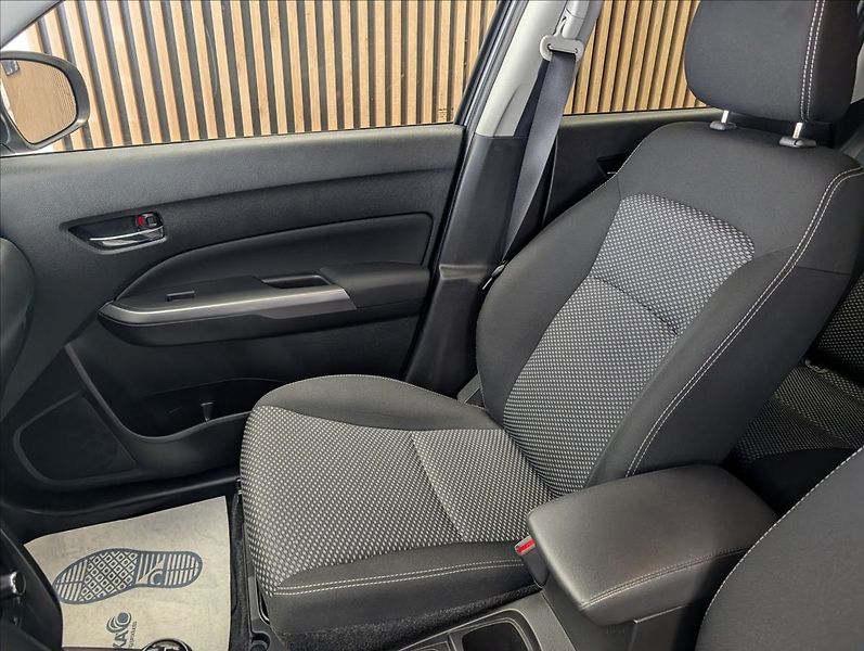 Suzuki Vitara 1.4 HYBRID ALLGRIP - fotka 24 z 34