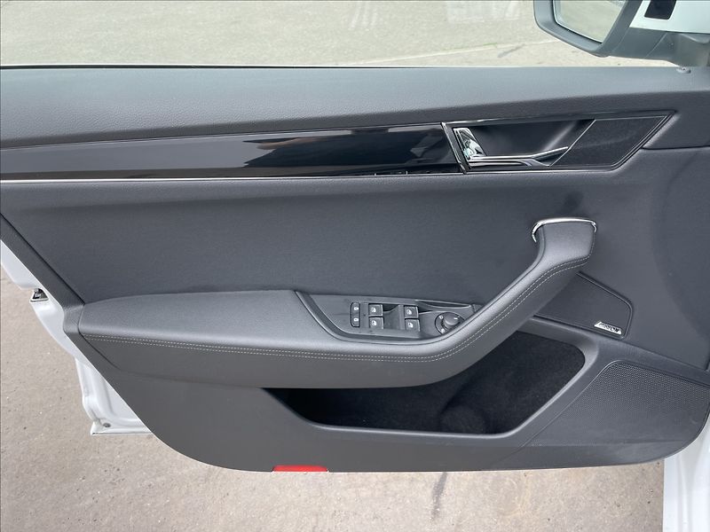 Škoda Superb 2,0 TDI DSG L&K TAŽNÉ+DCC+ACC - fotka 15 z 25