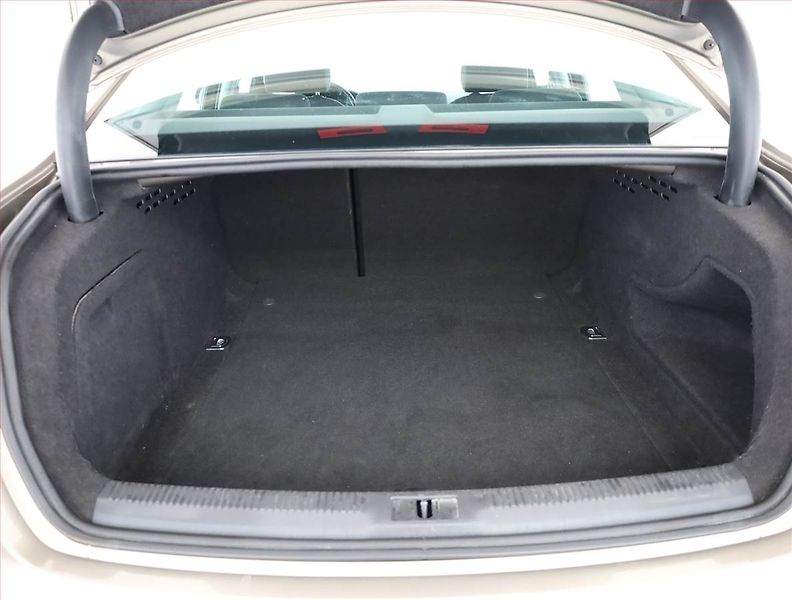 Audi A4 (2010) 2.0 TDI, Serv.kniha, Xenony - fotka 13 z 14