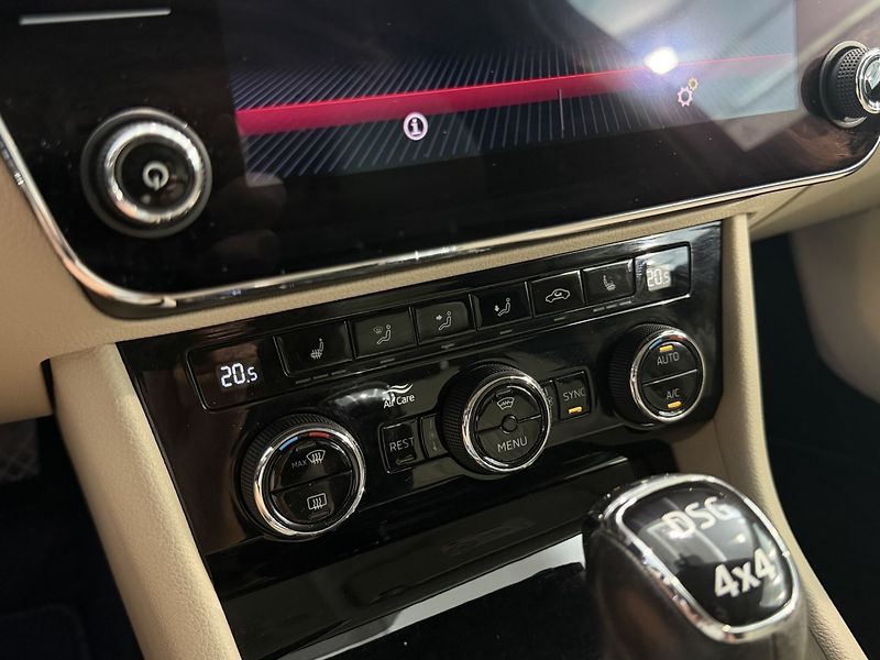 Škoda Superb kombi 2.0TDI 140kW 4x4 L&K - fotka 17 z 28