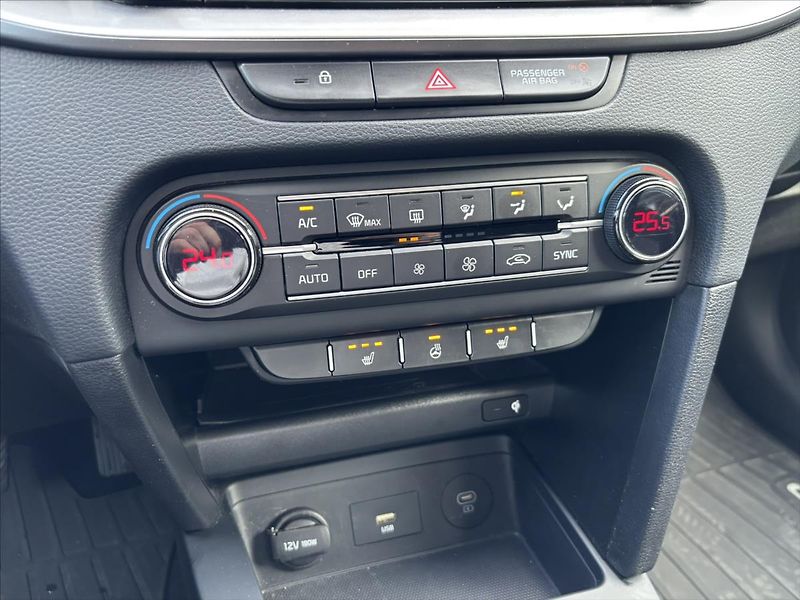 Kia Ceed 1,5 TGDi 118kW TOP ZÁRUKA - fotka 26 z 39