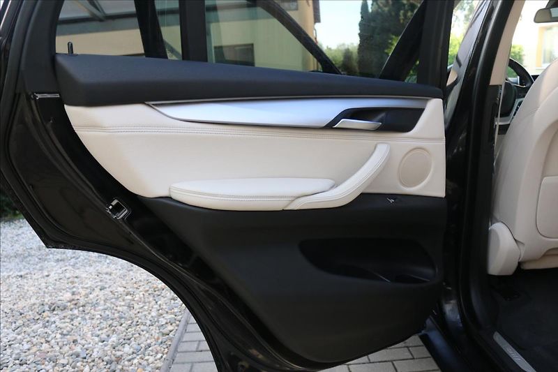 BMW X5 2,0 xDrive25d,ČR, 1. Majitel - fotka 45 z 59