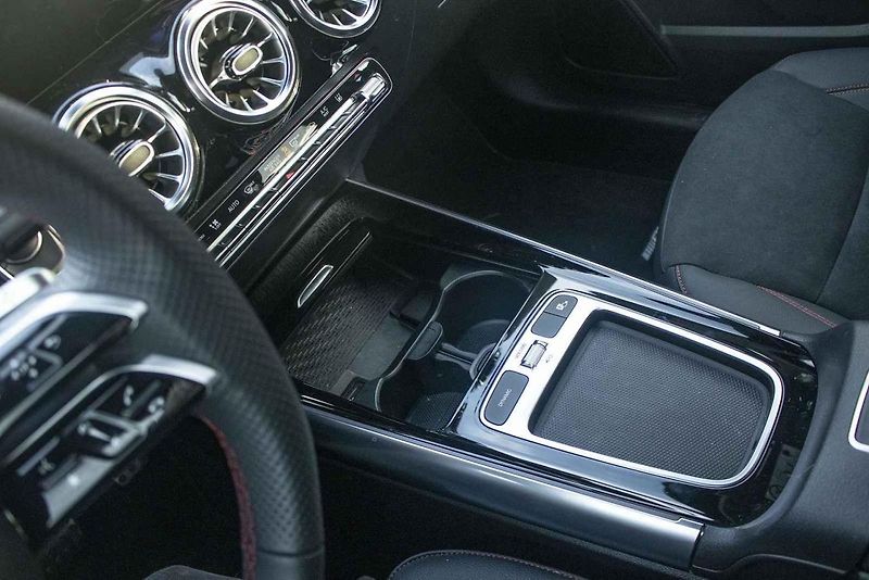 GLA s hybridem do zásuvky je ideální volbou do města a okolí.