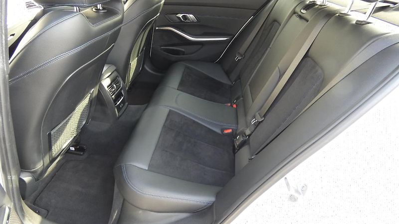 BMW Řada 3 330i xDrive M Sport - fotka 18 z 21