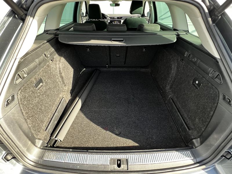 Škoda Superb 2.0TDI DSG ACC 1.Maj DPH TZ - fotka 22 z 24